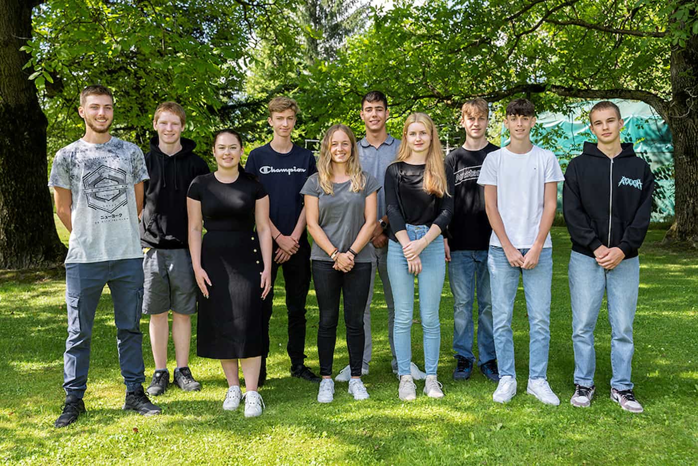 v.l.n.r. Frick Sebastian (Konstrukteur), Aebi Cyrill (Schreiner), Wanger Lilly (Kauffrau), Bühler Manuel (Informatiker), Zünd Renée (Mediamatikerin), Perone Mattia (Kaufmann), Vogt Hanna (Kauffrau), Schlegel Samuel (Koch), Rizanaj Leonat (Kaufmann) und Wirth Jamie (Mediamatiker). Auf dem Bild fehlen: Klauser Nadina (Sportlehre Kauffrau) und Mantzanas Yanni (Sportlehre Kaufmann)