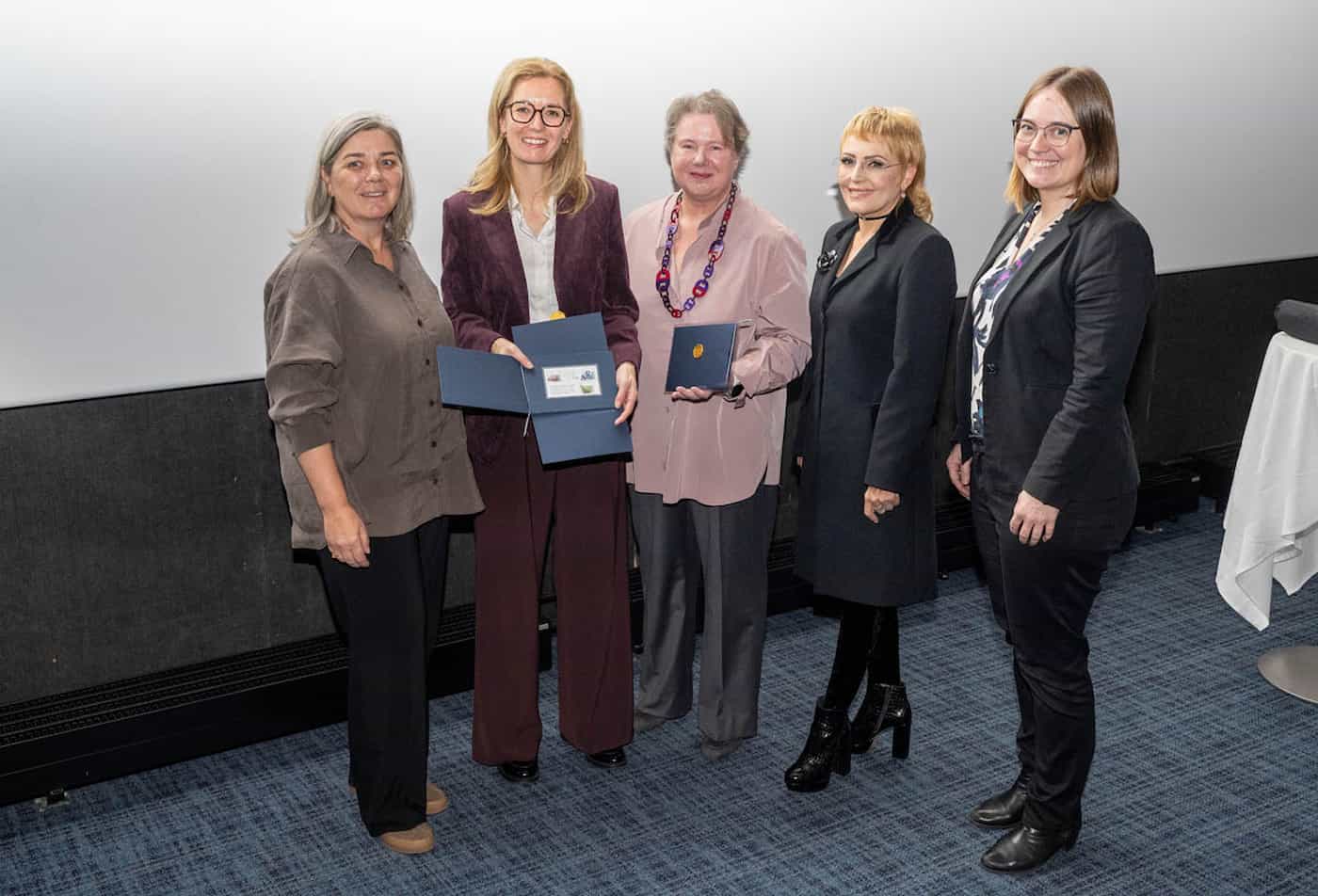 (v.l.) Christine Böhmwalder, Leiterin Philatelie Liechtenstein, Regierungschefin-Stellvertreterin Sabine Monauni,  I.D. Prinzessin Maria-Pia Liechtenstein, Petra Matt, Marie Herrmann, Projektmanagement Philatelie Liechtenstein