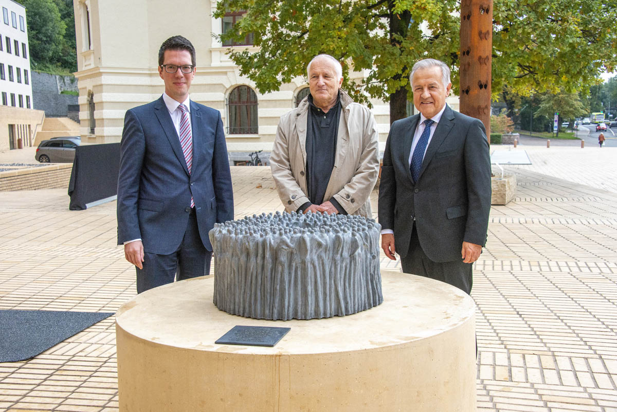 (v.l.) Regierungsrat Manuel Frick, Künstler der Skulptur «Consilium» Heinz P. Nitzsche, Landtagspräsident Albert Frick