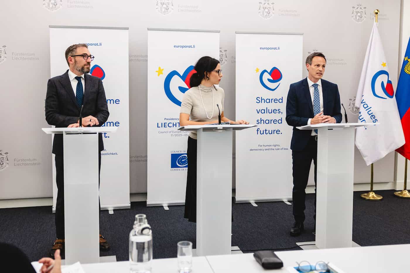 Medienorientierung zum Vorsitz im Ministerkomitee des Europarates mit Botschafter Domenik Wanger, Ständiger Vertreter Liechtensteins beim Europarat, Regierungsrätin Dominique Hasler und Martin Frick, Leiter Amt für Auswärtige Angelegenheiten.