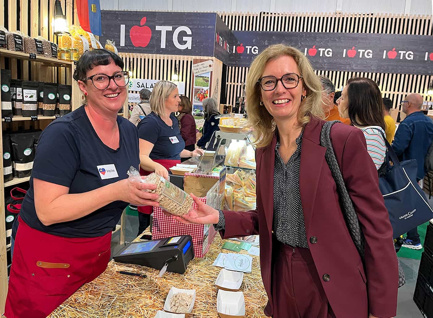 Regierungschefin-Stellvertreterin Sabine Monauni besucht Heike Konrad am Stand der VBO an der OLMA 2025 in St.Gallen. (Quelle: IKR/Doris Frick)