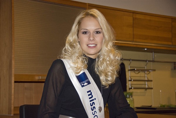 Die neue Miss Schweiz Linda Fäh bei Delta Möbel in Haag