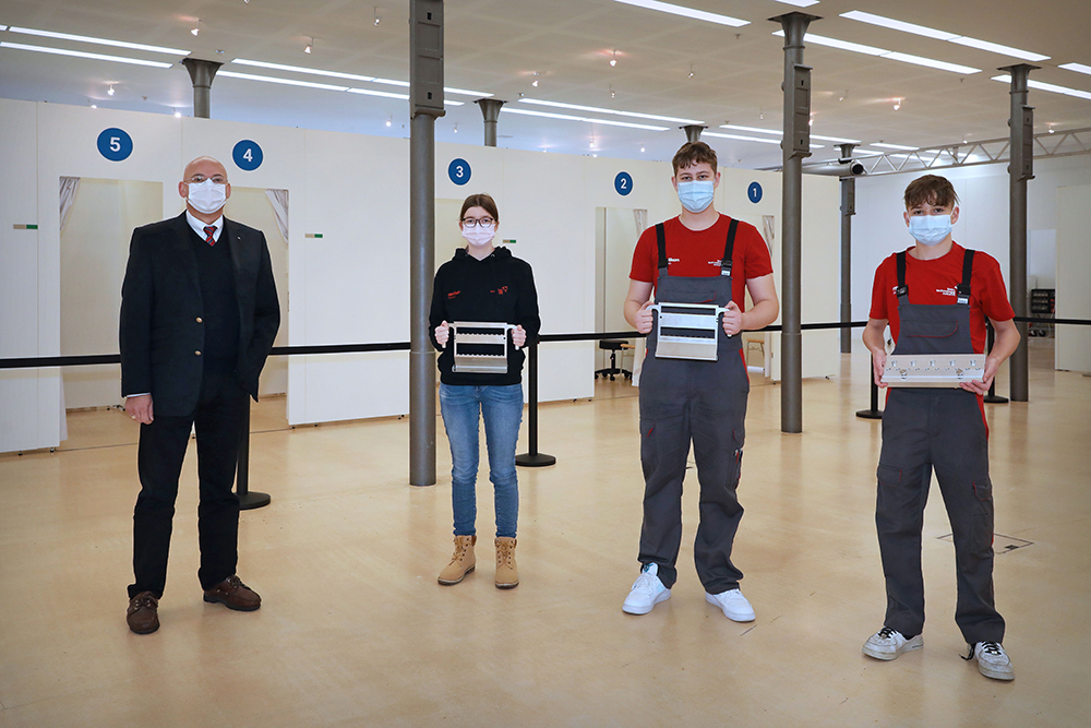 Lernende der Oerlikon Balzers unterstützen Impfzentrum