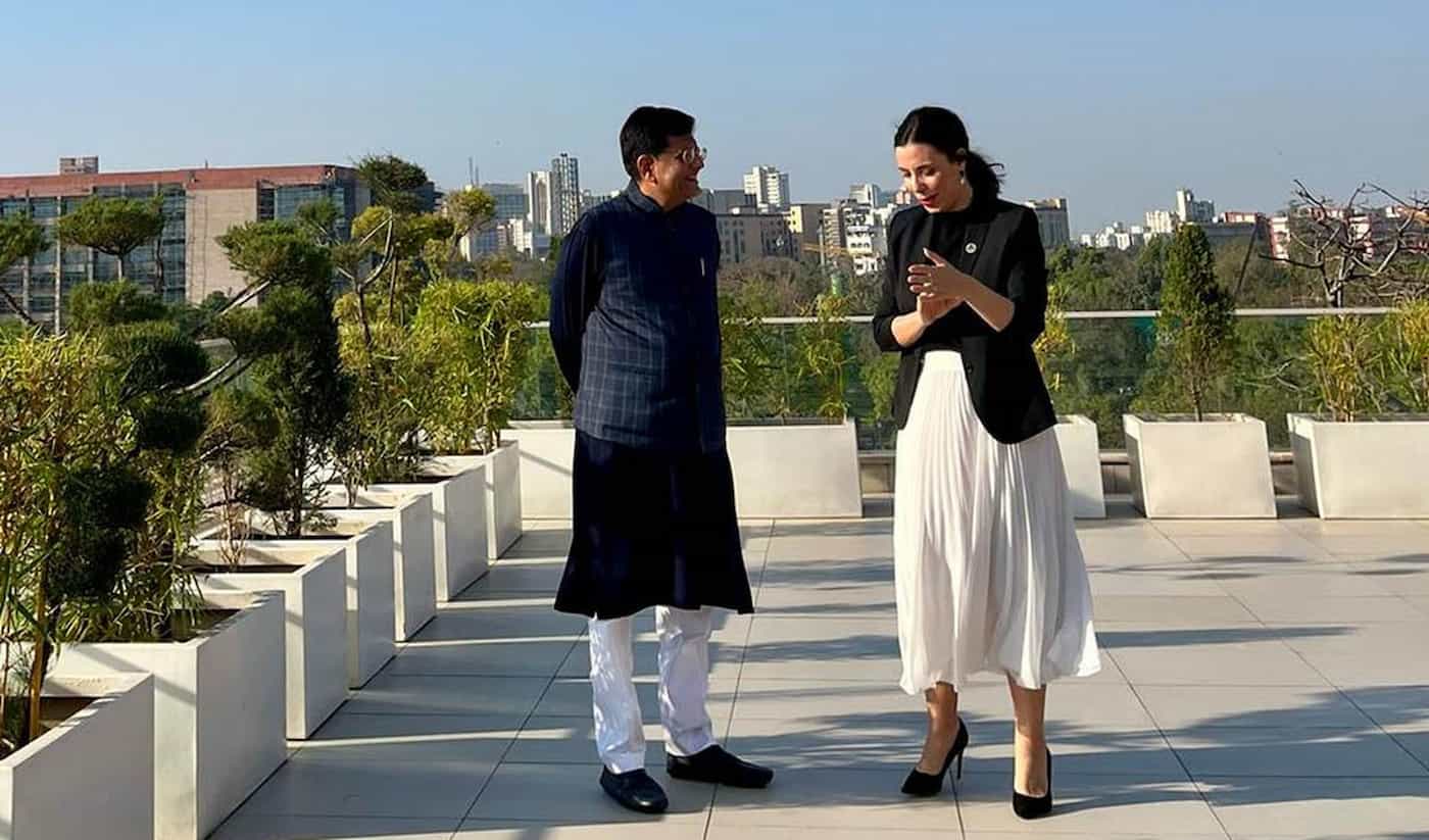 Aussenministerin Dominique Hasler im Gespräch mit dem indischen Handeslminister Piyush Goyal.