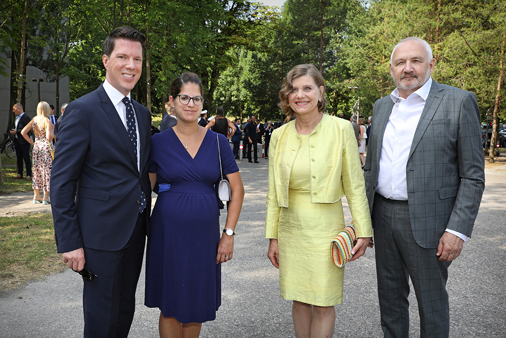 Regierungsrat Manuel Frick mit Gattin Anja Frick und Landesstatthalterin und Stellvertreterin des Landeshauptmanns Barbara Schöbi-Fink mit Gatte Philipp Schöbi