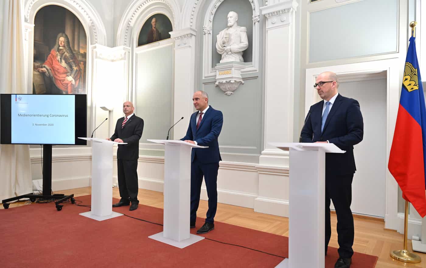 Regierungsrat Mauro Pedrazzini, Regierungschef Adrian Hasler und Regierungschef-Stellvertreter Daniel Risch bei der Medienorientierung zur aktuellen Situation «Coronavirus»