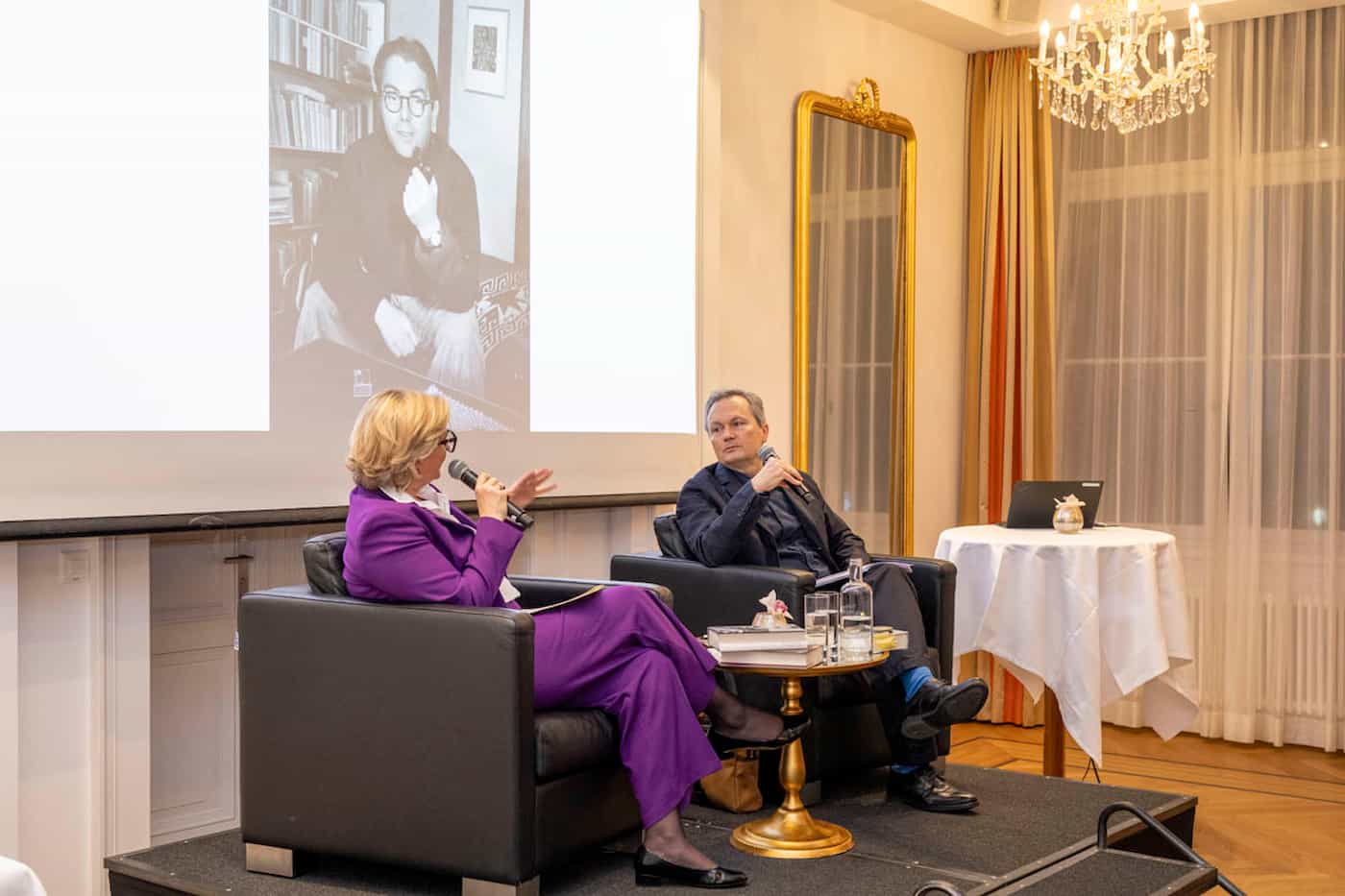 Alexa Ritter, Kunst- und Kulturbeauftragte des Grand Resorts und Autor Julian Schütt © exclusiv