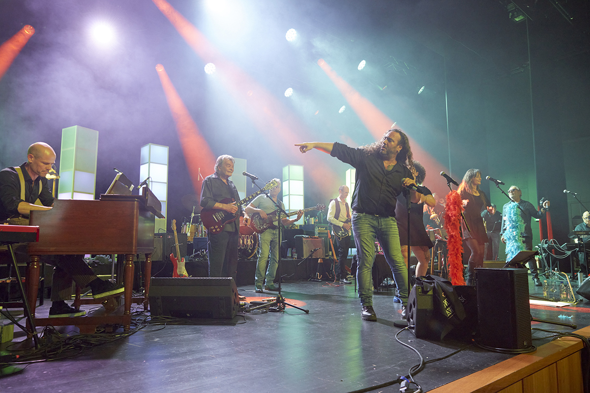 BLUEBONES (Photo © Daniel Ospelt)