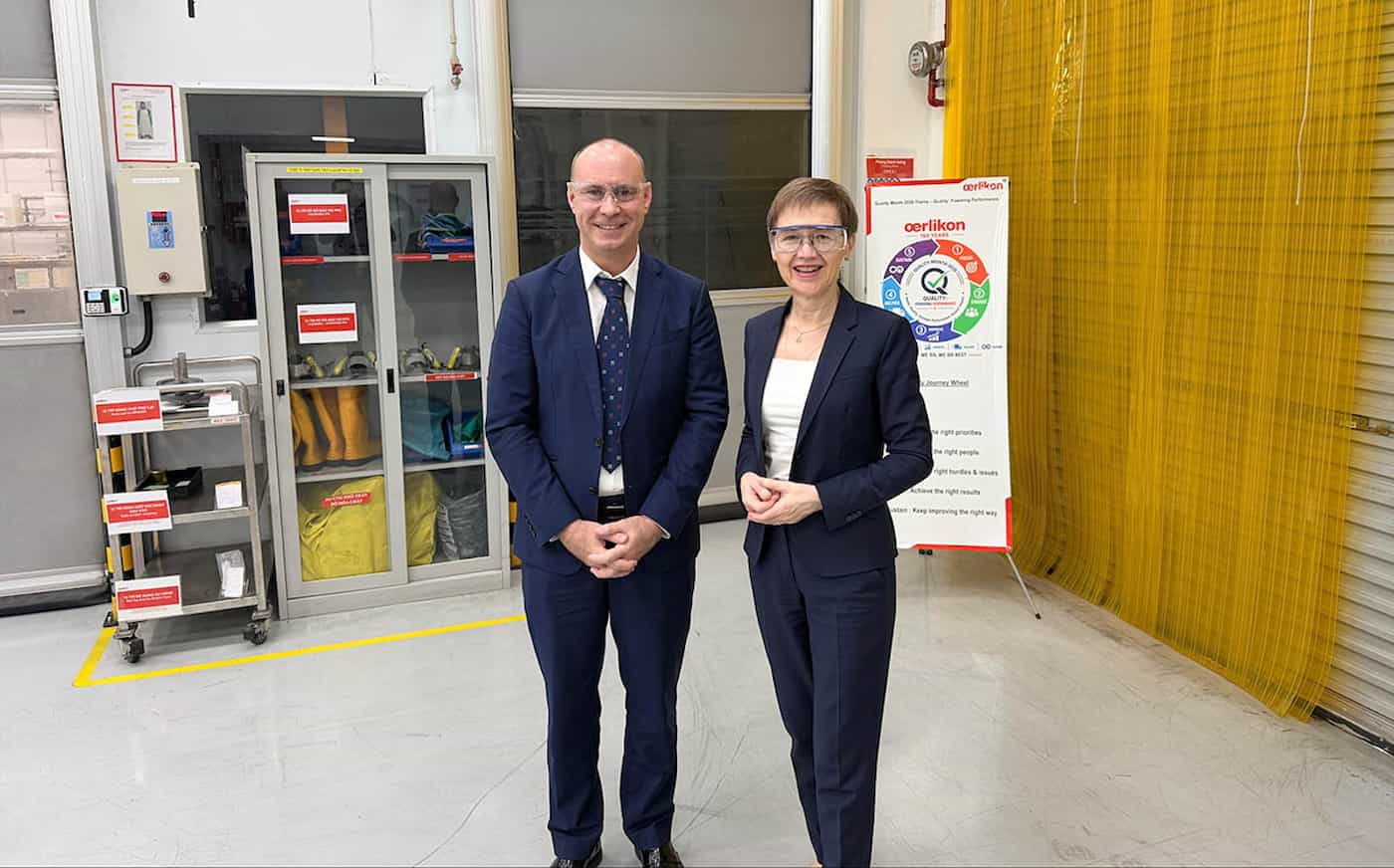 Regierungschefin Brigitte Haas mit Michel Maeusli, General Manager Vietnam, Oerlikon Balzers bei der Besichtigung des Beschichtungswerks in Hanoi. (Quelle: IKR)