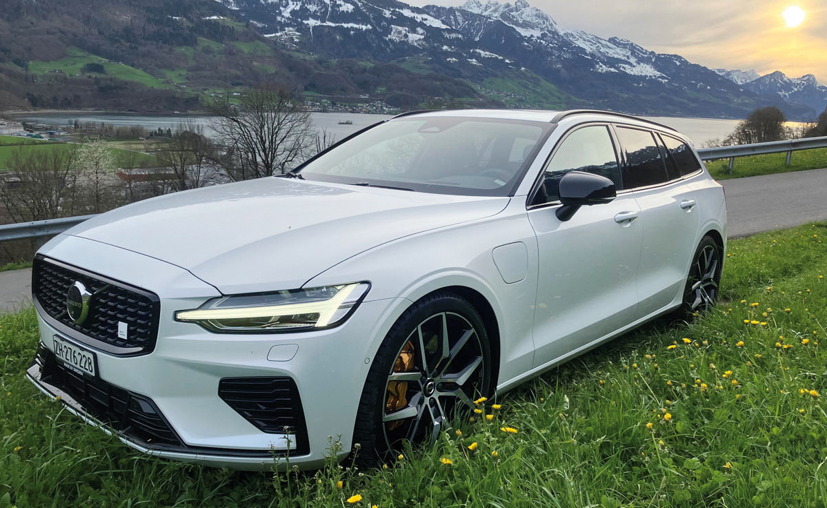 Zwei Schweden im Galadress – Der Stromer Volvo EX30 versus Volvo V60 Plug-in Hybrid