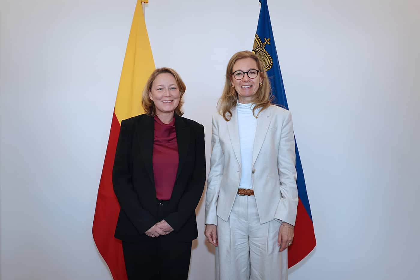 Agi Veres, Direktorin des UNO-Entwicklungsprogramms (UNDP) in Genf und Regierungschefin-Stellvertreterin Sabine Monauni. (Quelle. IKR/Roland Korner)