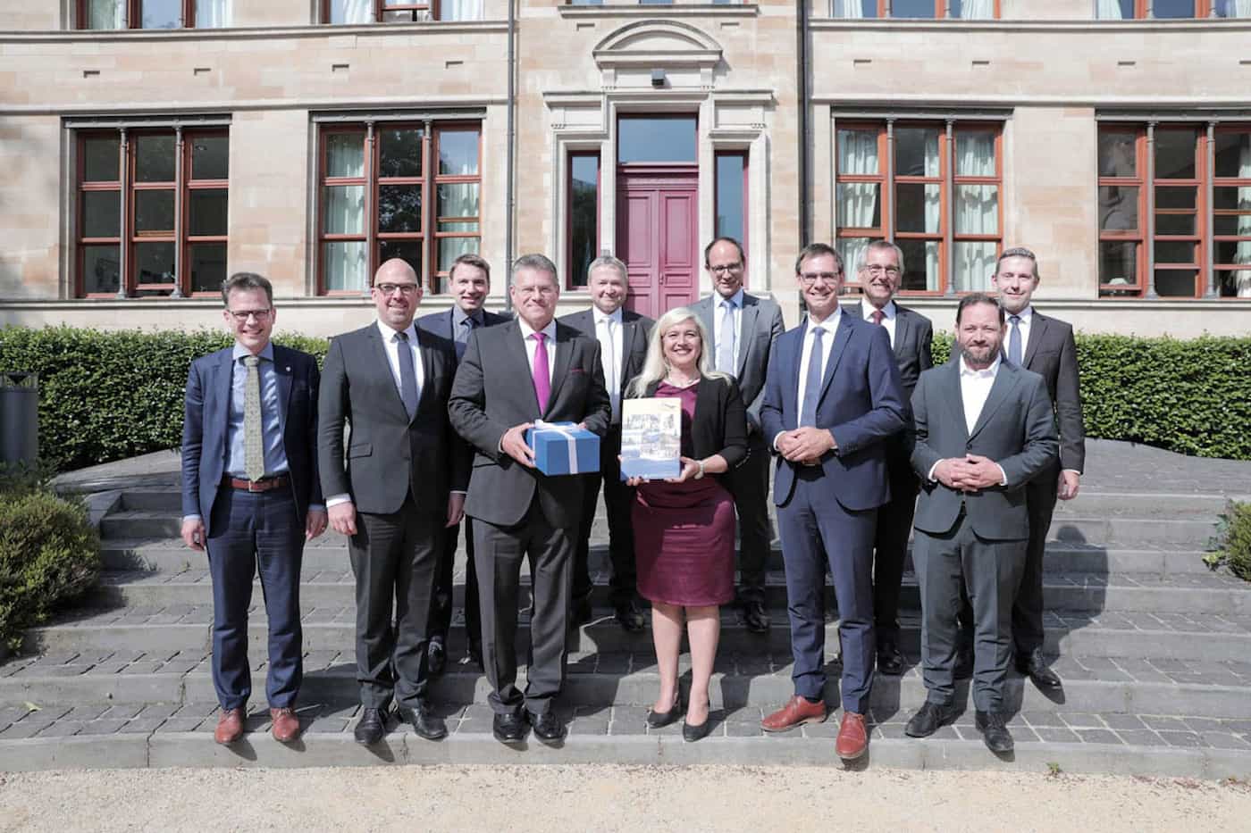 Dominik Diezi (Regierungsrat Thurgau), Daniel Risch (Regierungschef Fürstentum Liechtenstein), Patrick Strasser (Regierungsrat Schaffhausen),Maroš Šefčovič (Vizepräsident der EU-Kommission), Alfred Stricker (Regierungsrat Appenzell Ausserrhoden), Melanie Huml (Staatsministerin Bayern; Vorsitz), Marc Mächler (Regierungsrat, St.Gallen), Markus Wallner, (Landeshauptmann Vorarlberg), Roland Inauen (Reg. Landammann Appenzell Innerrhoden), Florian Hassler (Staatssekretär Baden-Württemberg) und Marc Ehrensperger (Generalsekretär Finanzdirektion Zürich) (Quelle: Staatskanzlei Bayern) 
