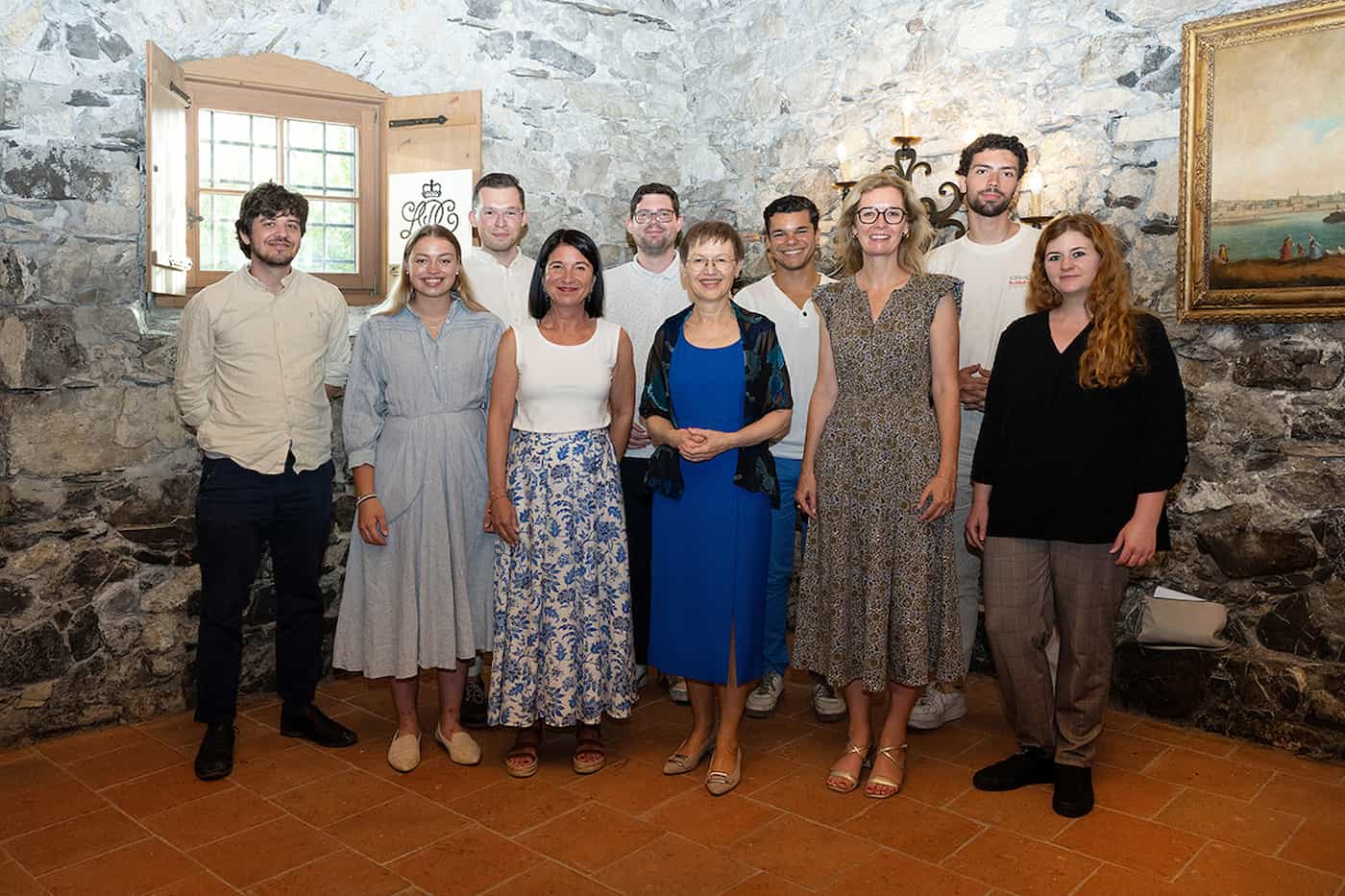 Regierungschefin Brigitte Haas, Regierungschefin-Stellvertreterin Sabine Monauni mit den beiden Moderatorinnen Carmen Dahl (Präsidentin LPC) und Hanna Hagenbrock (Alumna Medienakademie 2023) sowie den Alumni der Internationalen Medienakademie