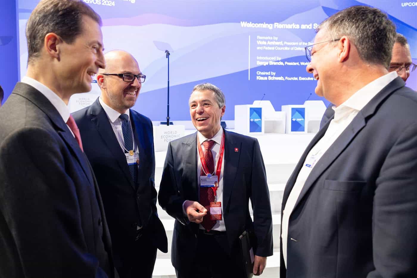 S.D. Erbprinz Alois von und zu Liechtenstein, Regierungschef Daniel Risch und Bundesrat Ignazio Cassis im Gespräch mit einem weiteren Teilnehmer.