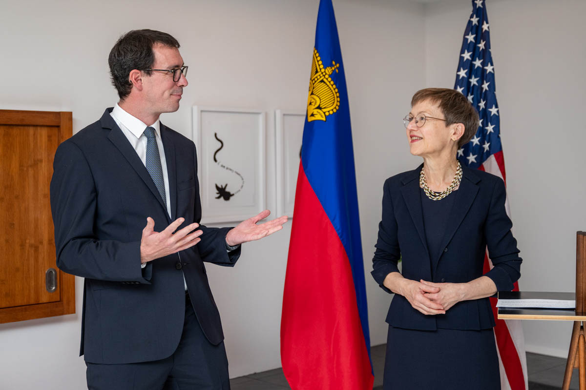 Botschafter Georg Sparber und Regierungschefin Brigitte Haas beim Empfang in der liechtensteinischen Botschaft. 