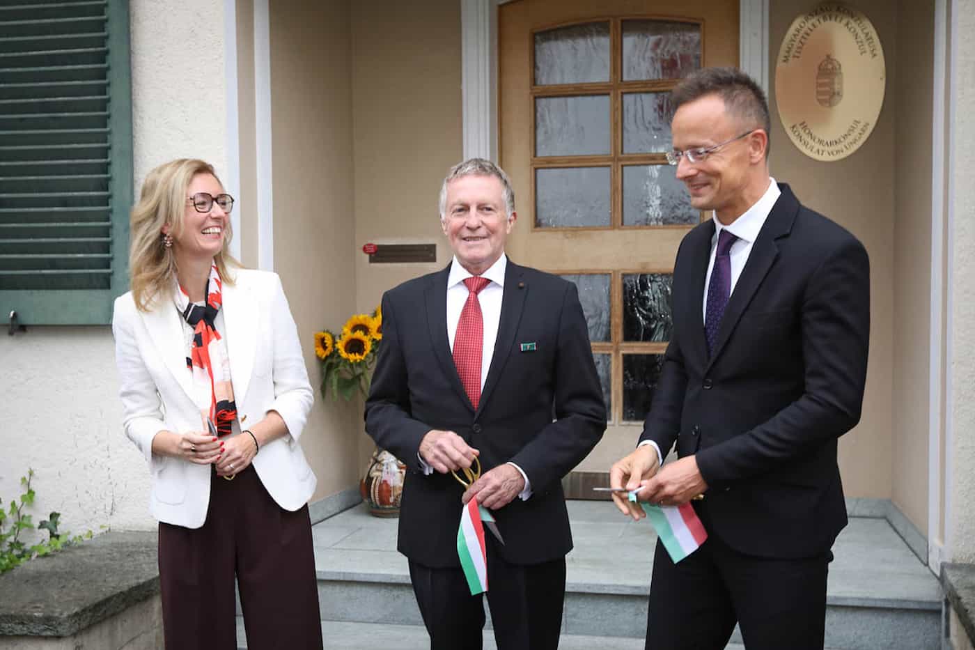 Regierungschefin-Stellvertreterin Sabine Monauni, Honorarkonsul Markus Hasler, Péter Szijjártó, ungarischer Minister für Auswärtiges und Aussenhandel bei der Eröffnung des Honorarkonsulats. (Quelle: IKR/Roland Korner)
