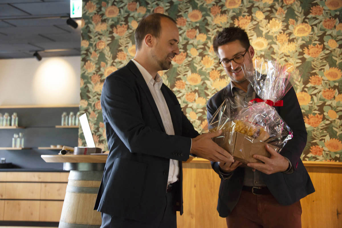 Mathias Ulrich bedankt sich bei Luca Giordani für die interessanten Einblicke und die Zusammenarbeit