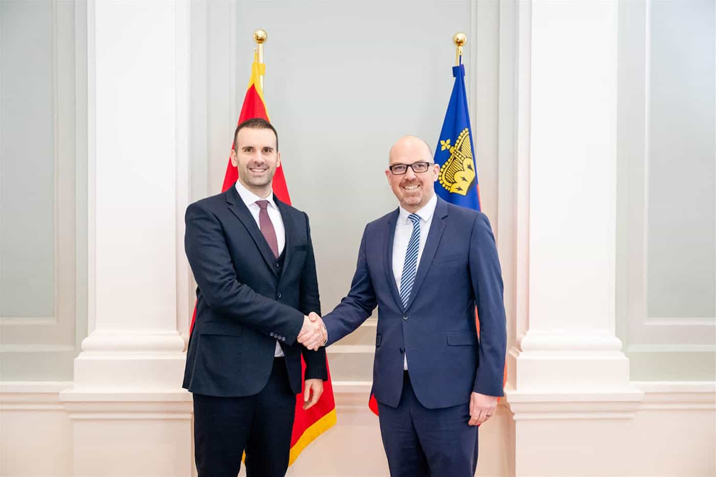 Premierminister Milojko Spajić und Regierungschef Daniel Risch bei der offiziellen Begrüssung im Regierungsgebäude.