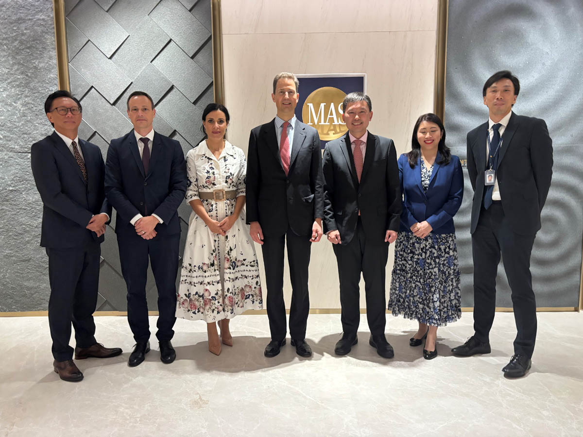 S.D. Erbprinz Alois von und zu Liechtenstein und Regierungsrätin Dominique Hasler mit dem Vize-Vorsitzenden der Finanzmarktaufsicht Singapurs, Chee Hong Tat. (Copyright: IKR)