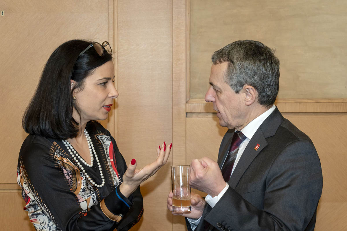 Regierungsrätin Dominique Hasler im Austausch mit Bundesrat Ignazio Cassis.(Quelle: Pierre-Michel Virot)