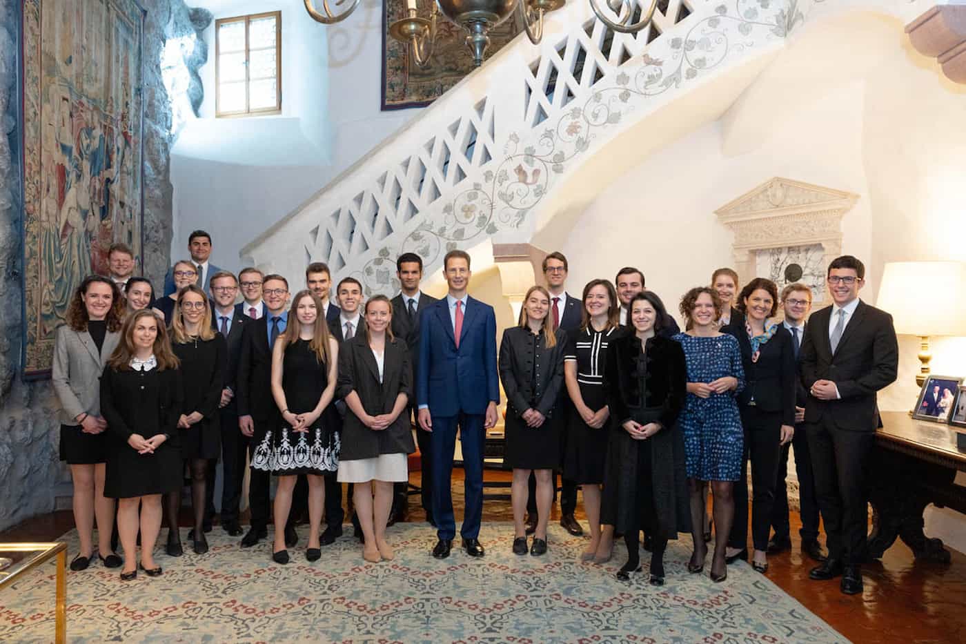 Gruppenfoto mit S.D. Erbprinz Alois von und zu Liechtenstein.