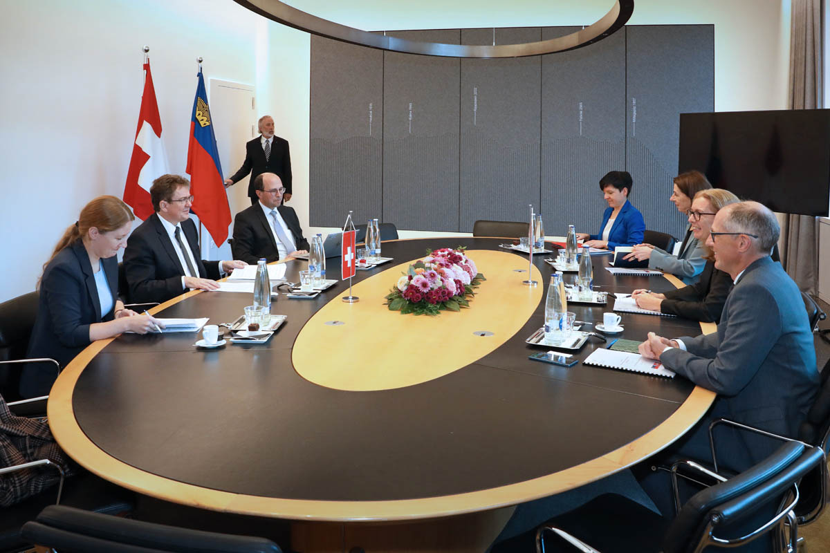 Bundesrat Albert Rösti und Regierungschef-Stellvertreterin Sabine Monauni mit den beiden Delegationen beim Arbeitsgespräch.
