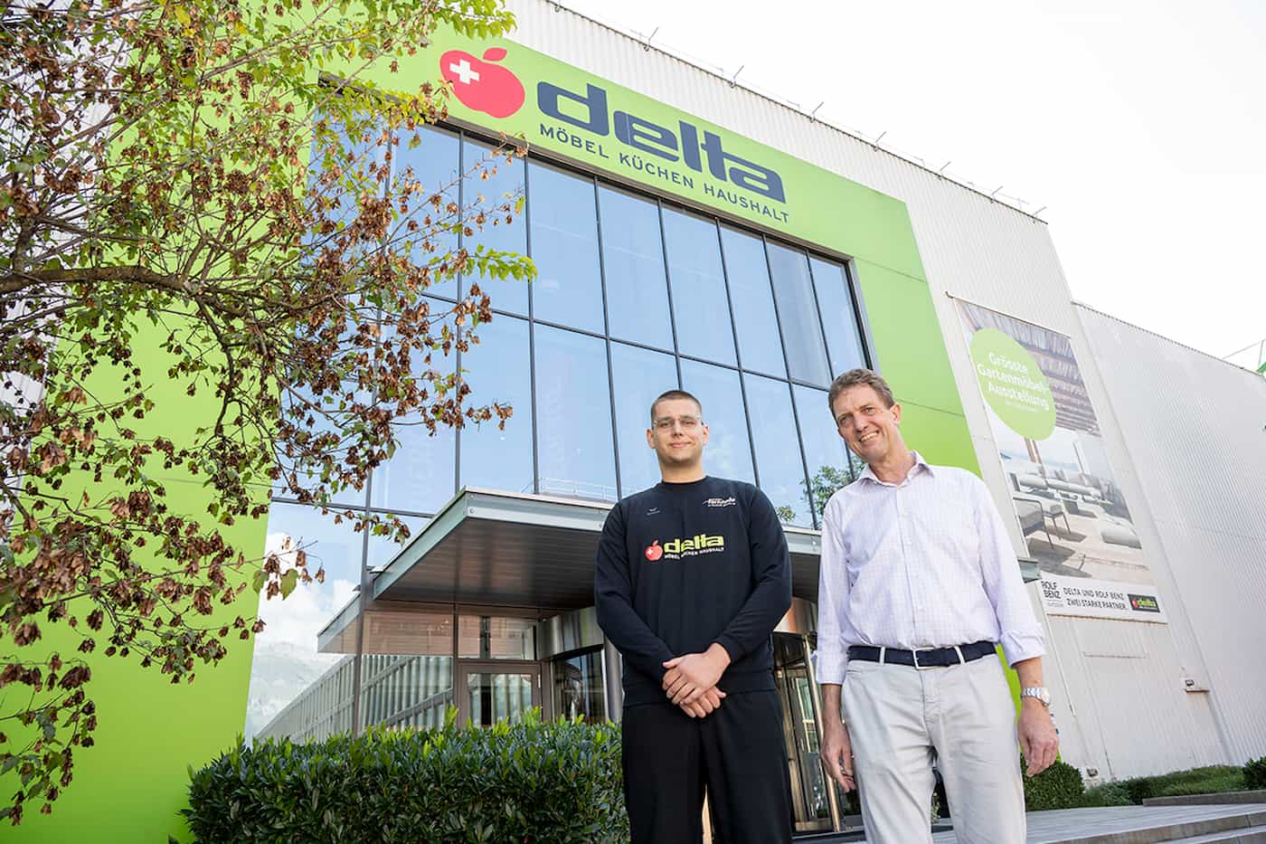 (v.l.) Adnan Muranovic, Willi Gebelein Geschäftsführer Delta Möbel, Foto: © exclusiv