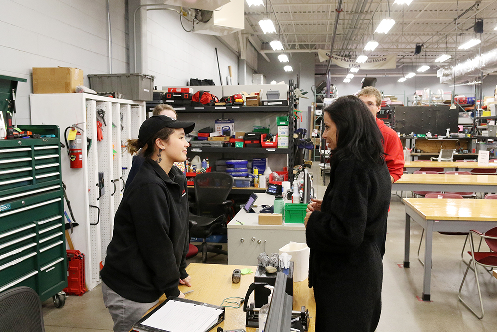 Regierungsrätin Dominique Hasler im Austausch mit einer Auszubildenden im Lehrbetrieb. (Quelle: Mic Orman)