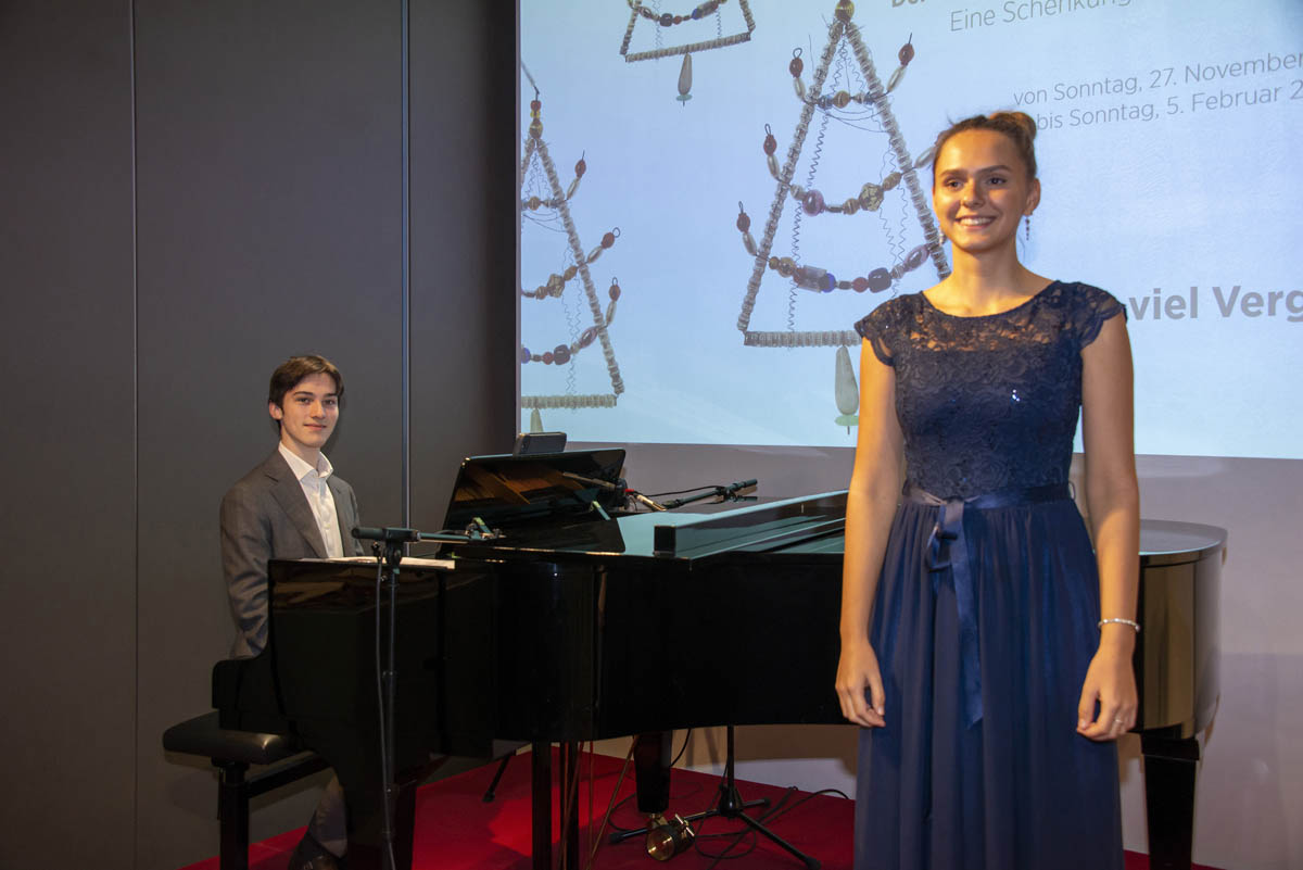 Die musikalische Umrahmung der Eröffnung gestalten Maria Bognar, Gesang, und Emil Laternser am Klavier.