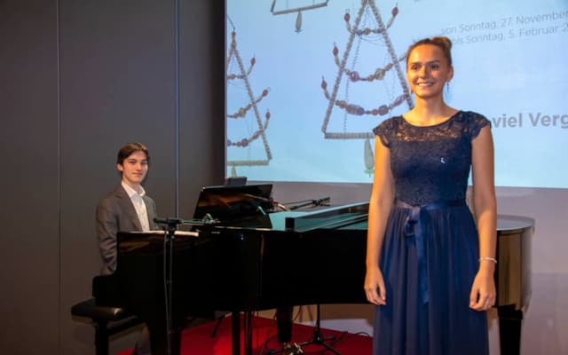 Die musikalische Umrahmung der Eröffnung gestalten Maria Bognar, Gesang, und Emil Laternser am Klavier.