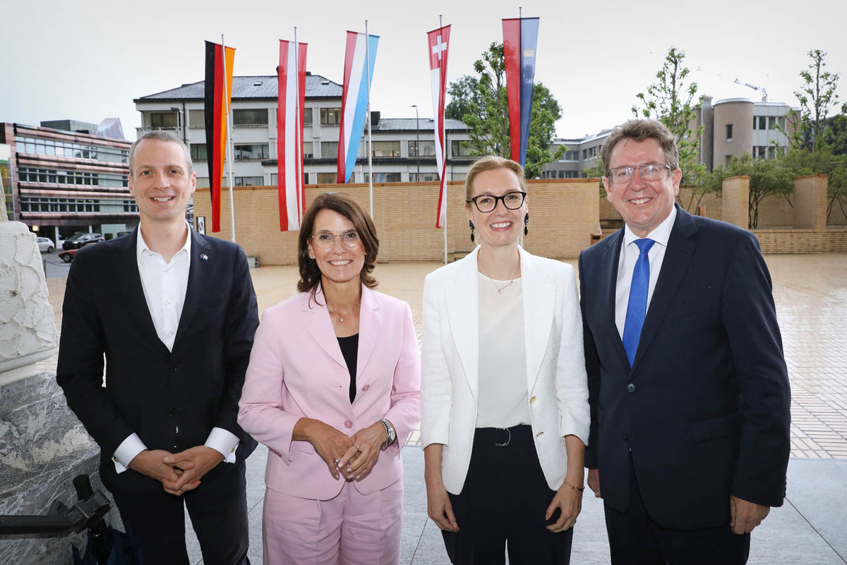 Serge Wilmes, Luxemburg, die parlamentarische Staatssekretärin Rita Schwarzelühr-Sutter, Deutschland, Regierungschefin-Stellvertreterin Sabine Monauni, Bundesrat Albert Rösti, Schweiz beim deutschsprachigem Umweltministertreffen in Liechtenstein.