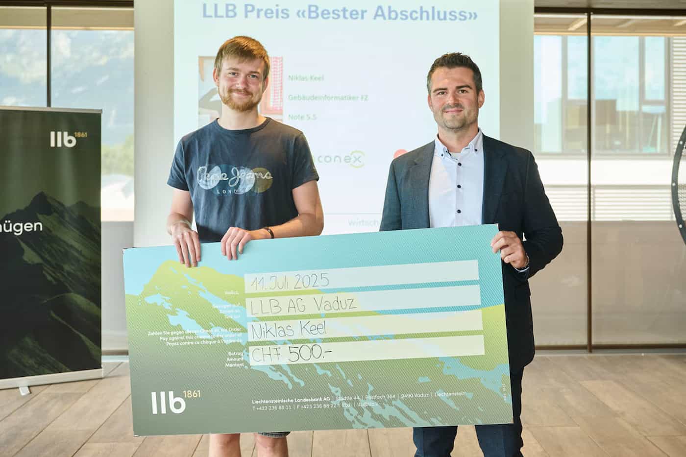 Übergabe LLB Award (Niklas Keel und Fabian Kind)