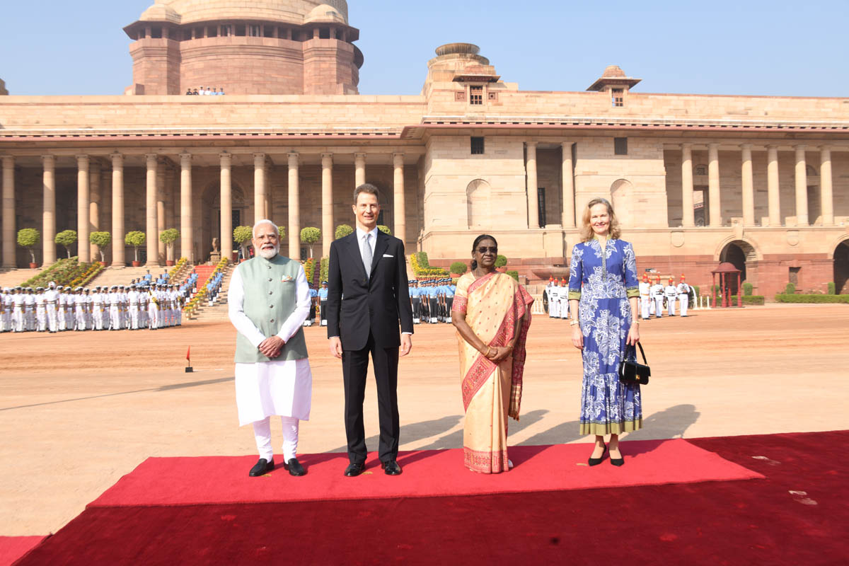 Indiens Premierminister Narendra Modi, S.D. Erbprinz Alois von und zu Liechtenstein, Droupadi Murmu, Präsidentin von Indien und I.K.H. Erbprinzessin Sophie von und zu Liechtenstein. (Quelle: Adarsh Saini)