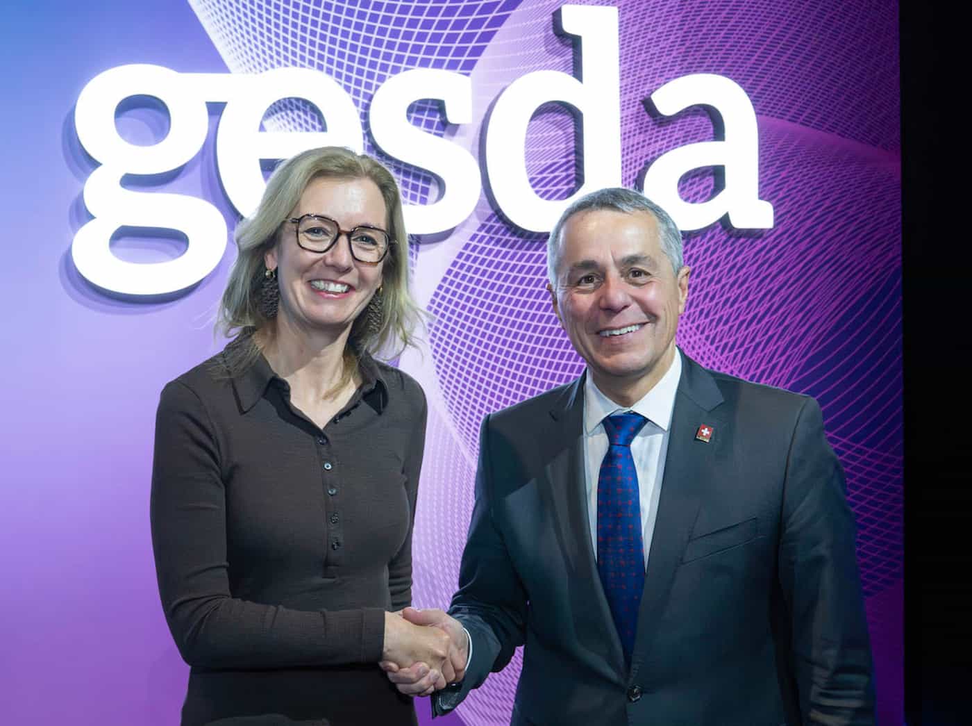 Der Schweizer Bundesrat Ignazio Cassis begrüsst Regierungschefin-Stellvertreterin Sabine Monauni am GESDA Summit in Genf.