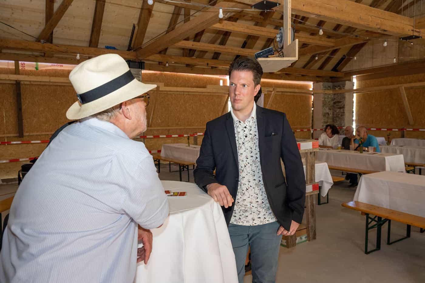 Regierungsrat Manuel Frick (rechts im Bild) im Gespräch mit Dr. Marcus Büchel, Präsident der Stiftung Hagenhaus