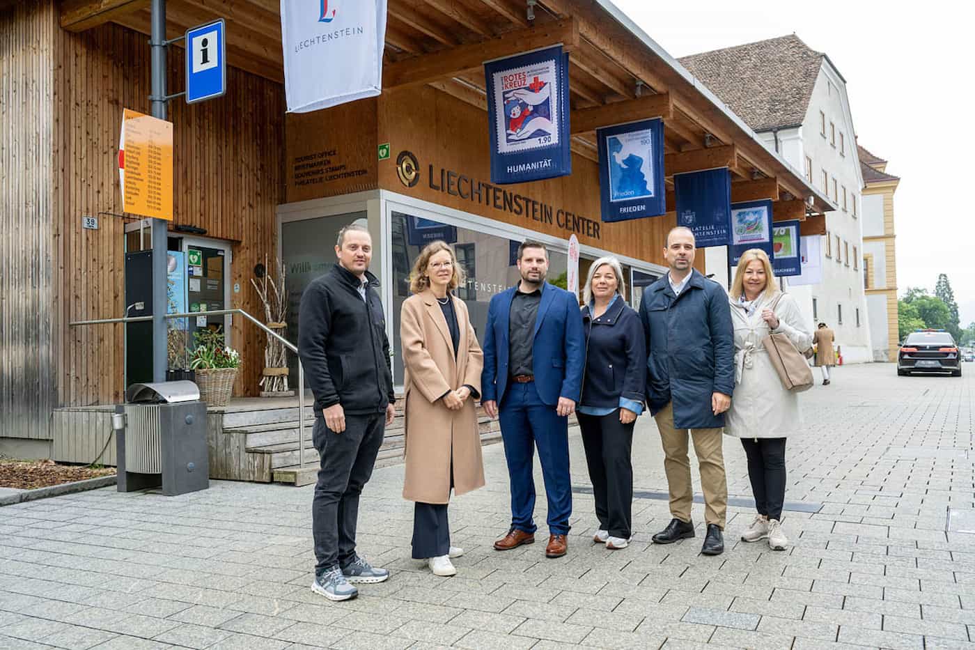 (v.l.) Philippe Nissl, Erlebe Vaduz; Nicole Matt-Schlegel, Liechtensteinisches Rotes Kreuz; Florian Meier, Bürgermeister Gemeinde Vaduz; Christine Böhmwalder, Philatelie Liechtenstein; Mathias Ulrich, Liechtenstein Marketing; Ulrike Charles, Liechtenstein Marketing