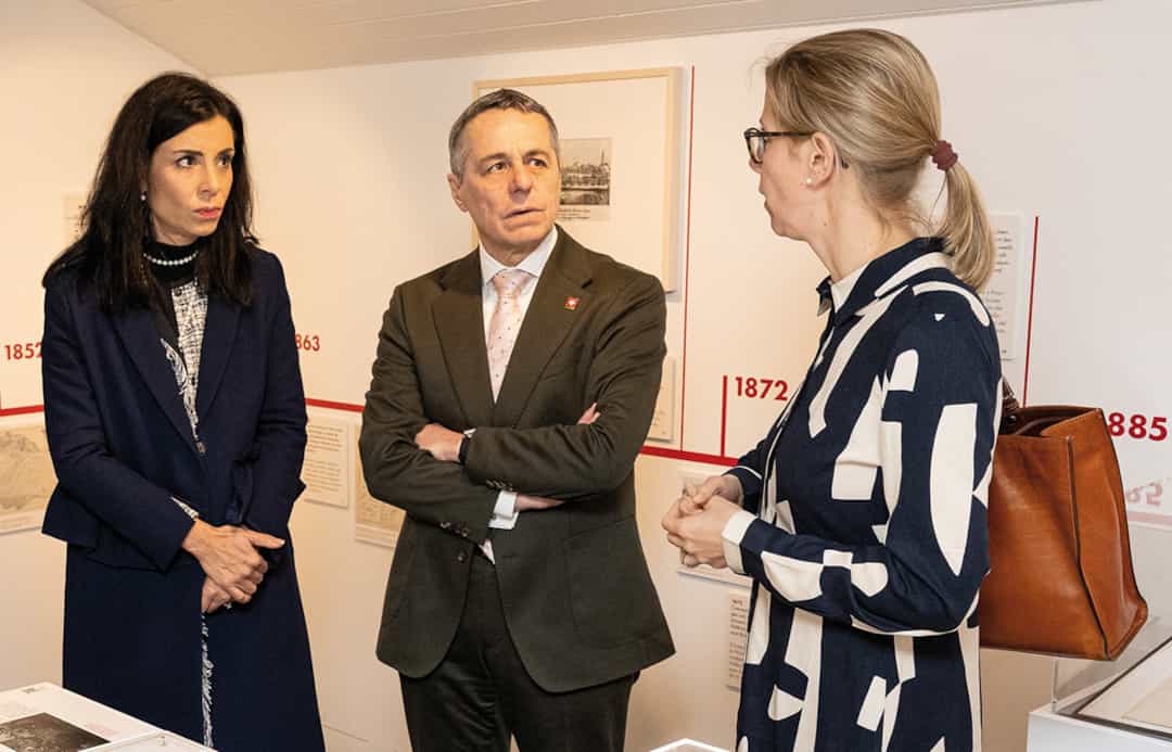 Regierungsrätin Dominique Hasler, Bundesrat Ignazio Cassis und Martina Sochin-D'Elia, Kuratorin der Ausstellung