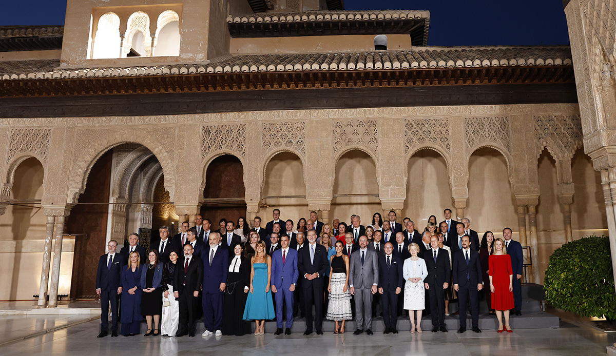 Gruppenfoto der Teilnehmer beim 3. Treffen der Europäischen Politischen Gemeinschaft (EPC) in Granada.