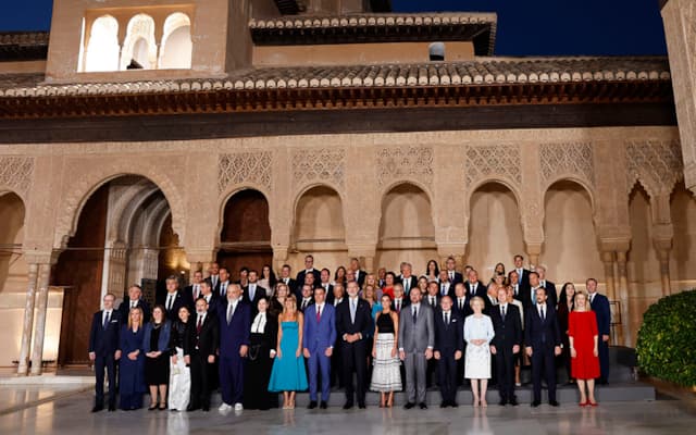 Gruppenfoto der Teilnehmer beim 3. Treffen der Europäischen Politischen Gemeinschaft (EPC) in Granada.