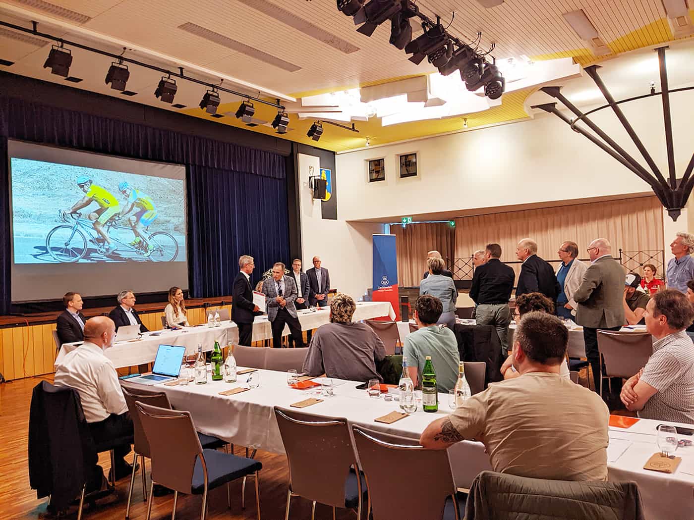 Anlässlich der 31. Delegiertenversammlung des LOC wählten die Delegierten neue Vorstandsmitglieder und Athletenvertreter und ernannten Roman Hermann zum Ehrenmitglied.