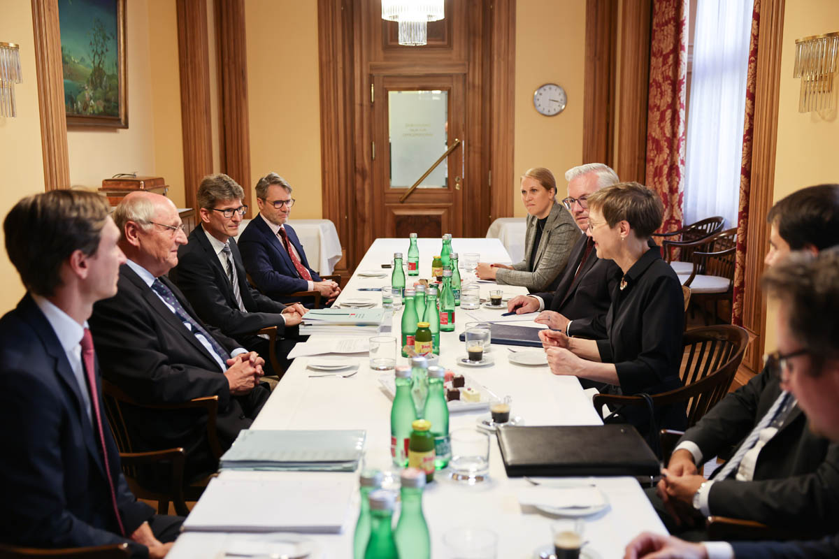 Austauch zwischen Fiskalratspräsidenten Christoph Badelt und Regierungschefin Brigitte Haas in Wien. (Quelle: Österreichische Nationalbank)