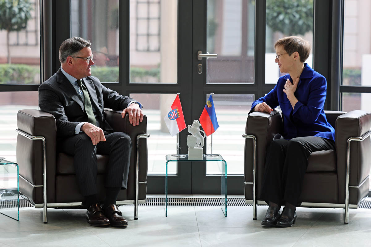 Ministerpräsident Boris Rhein und Regierungschefin Brigitte Haas im Gespräch. (Quelle: Hessische Staatskanzlei)
