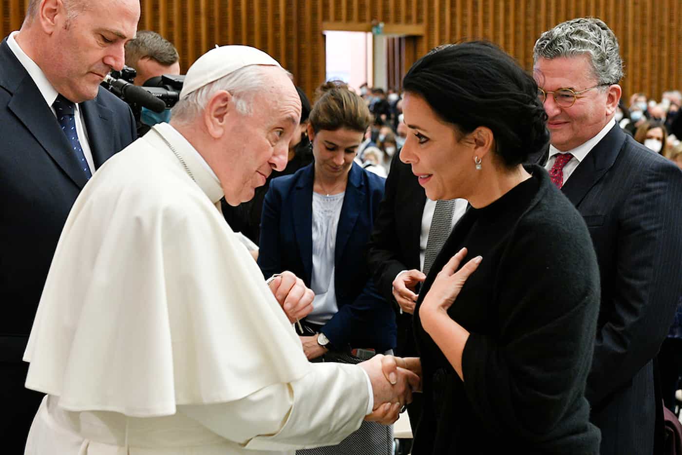 Papst Franziskus, Regierungsrätin Dominique Hasler und Prinz Stefan von und zu Liechtenstein, nicht-residierender Botschafter beim Heiligen Stuhl