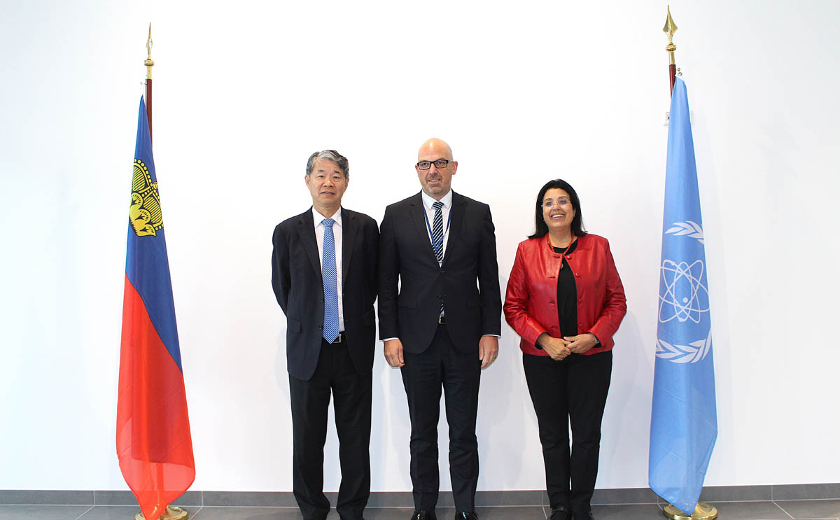 Regierungschef Daniel Risch mit Vertretern der Internationalen Atomenergiebehörde (IAEO).