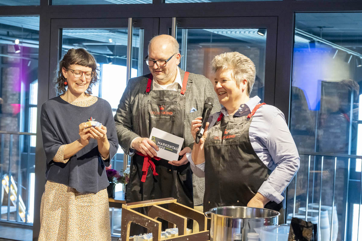Nelly Kind-Häusler (LIECHTENKIND) veranschaulichte den Gästen, mit tatkräftiger Unterstützung von Peter Beck und Cornelia Wolf (Hoi Laden)  wie mit 100% Handarbeit, Naturseifen entstehen.