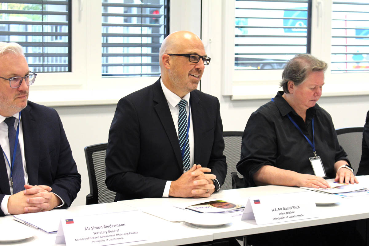 Simon Biedermann, Generalsekretär im Ministerium für Präsidiales und Finanzen, Regierungschef Daniel Risch, I.D. Botschafterin Maria-Pia Kothbauer.