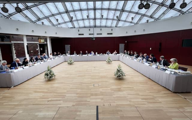 Blick in den Tagungssaal der IBK in Brüssel. (Quelle: Staatskanzlei Bayern)