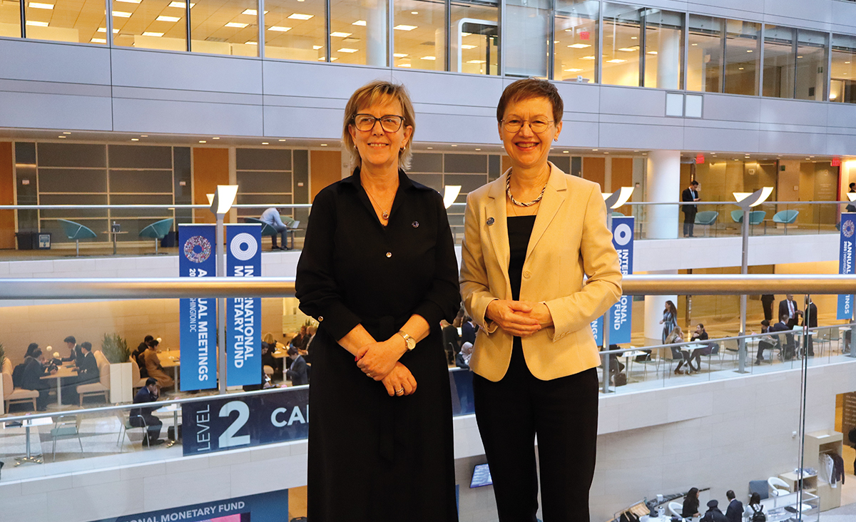 Regierungschefin Brigitte Haas und Maria Luís Albuquerque, EU-Kommissarin für Finanzdienstleistungen und die Spar- und Investitionsunion. 