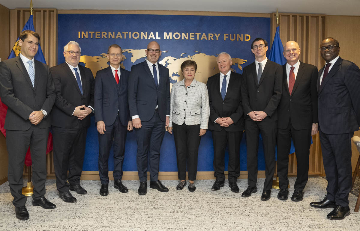 Regierungschef Daniel Risch und IWF-Direktorin Kristalina Georgieva mit Mitgliedern beider Delegationen. (Quelle: IMF Photo)