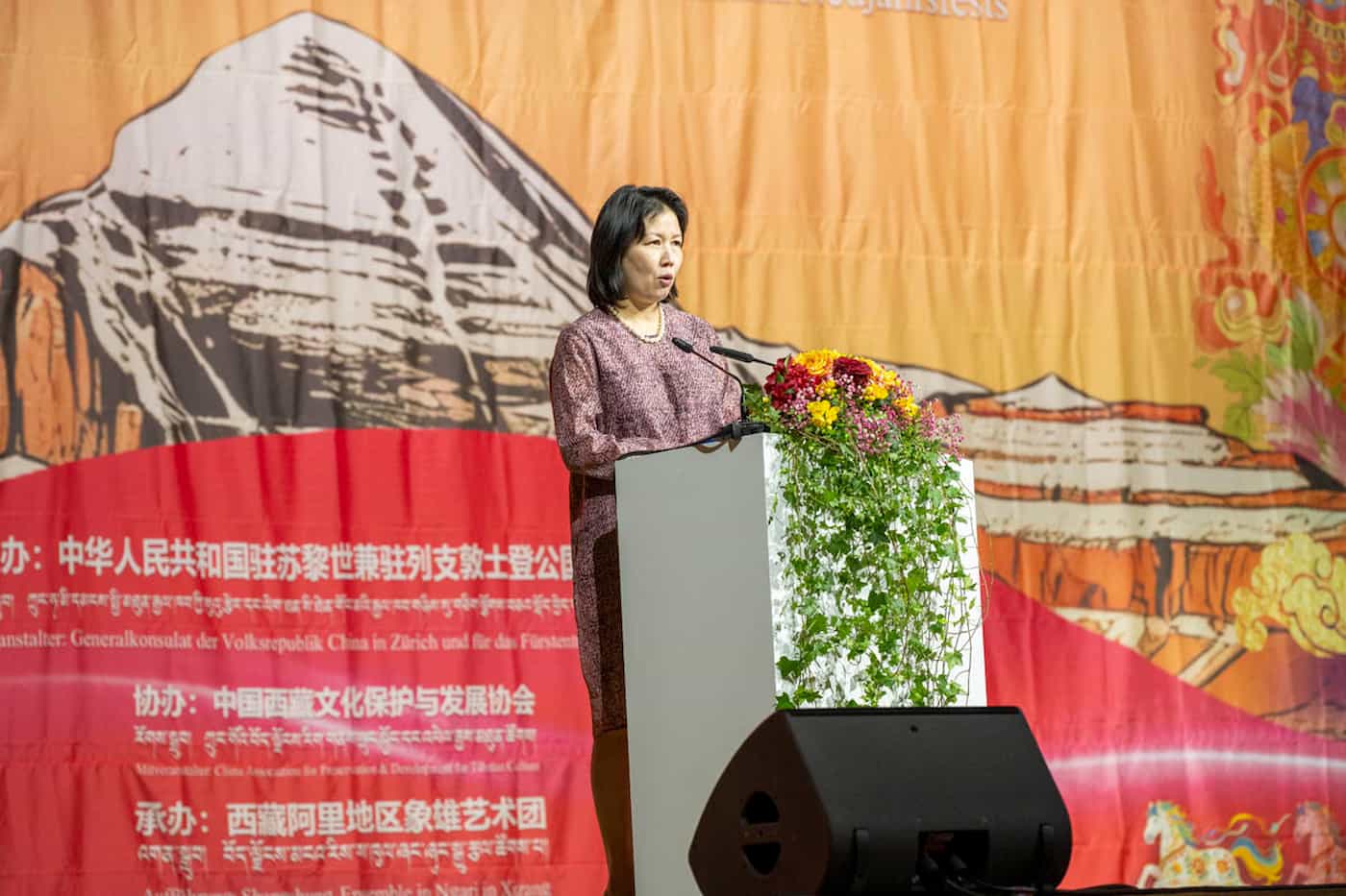 Ihre Exzellenz, Frau Generalkonsulin CHEN Yun